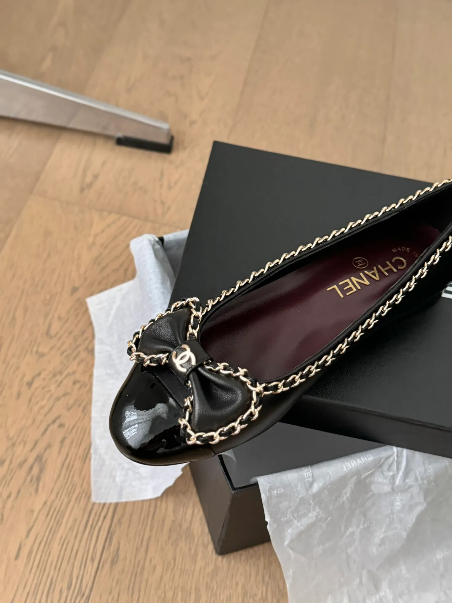 👟👟Ex-factory price 580👟👟 Purchasing agent Chanel Xiaoxiang 24A new chain double C thick heel shoes! 1:1 replica of the original. A classic among classics. It is perfect whether paired with trousers or skirts. The small round head design is very good at modifying the shape of the feet. A must-have for little fairies! The upper is made of imported lambskin, the lining is top-grade mixed sheepskin, and the outsole is imported Italian cowhide. Heel height: 2.5cm. Size: 35-39 (40/41/42/43 customized)